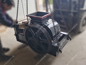 2PGC400X250小型双齿辊免费麻豆入口发往安徽蚌埠破碎玻璃