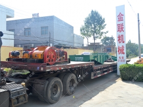 两台小型对辊免费麻豆入口和直线振动筛发往江苏南通处理硅石