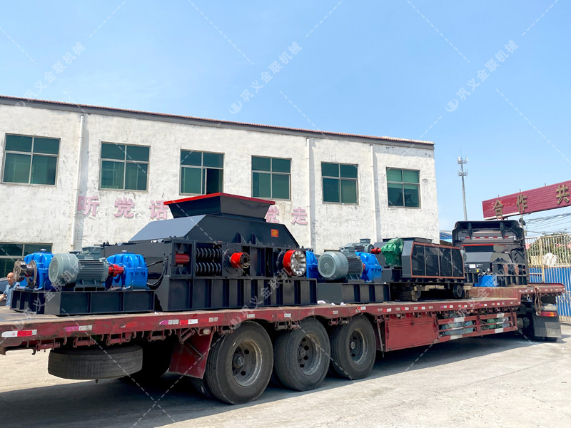 1200*1200双齿辊免费麻豆入口，两台900*900轨道移动双齿辊免费麻豆入口发往云南